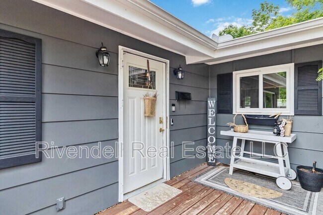 Building Photo - 5766 W Elmhurst Dr