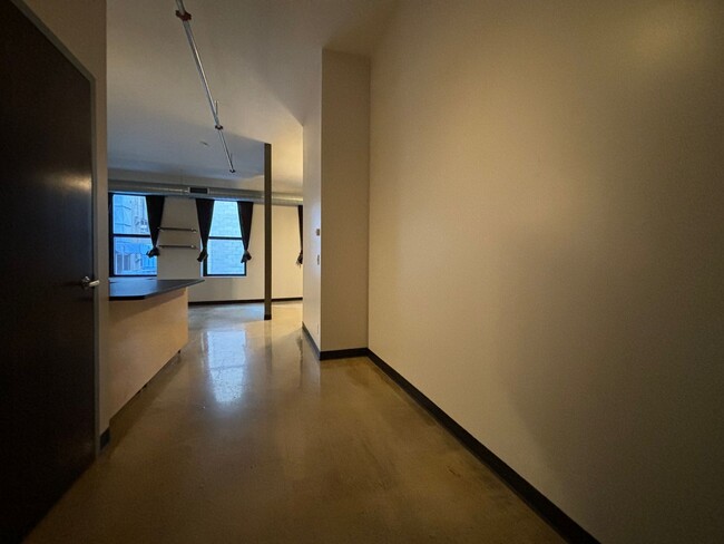 Building Photo - Spectacular Spacious Studio Condo in Downt...