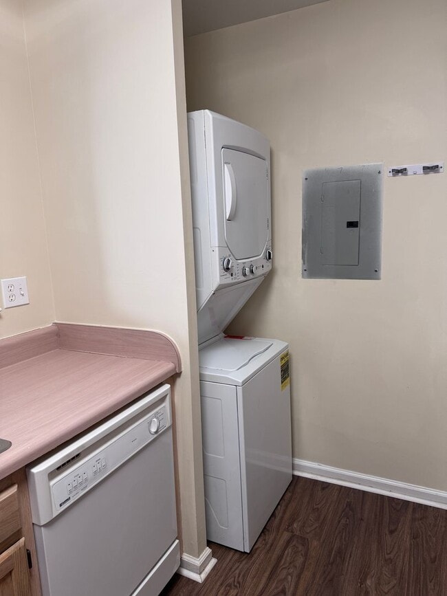 Building Photo - 2 Br 2 Bath