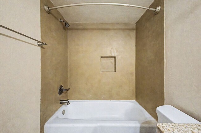 Building Photo - University/ Downtown- 1 bedroom first floor condo