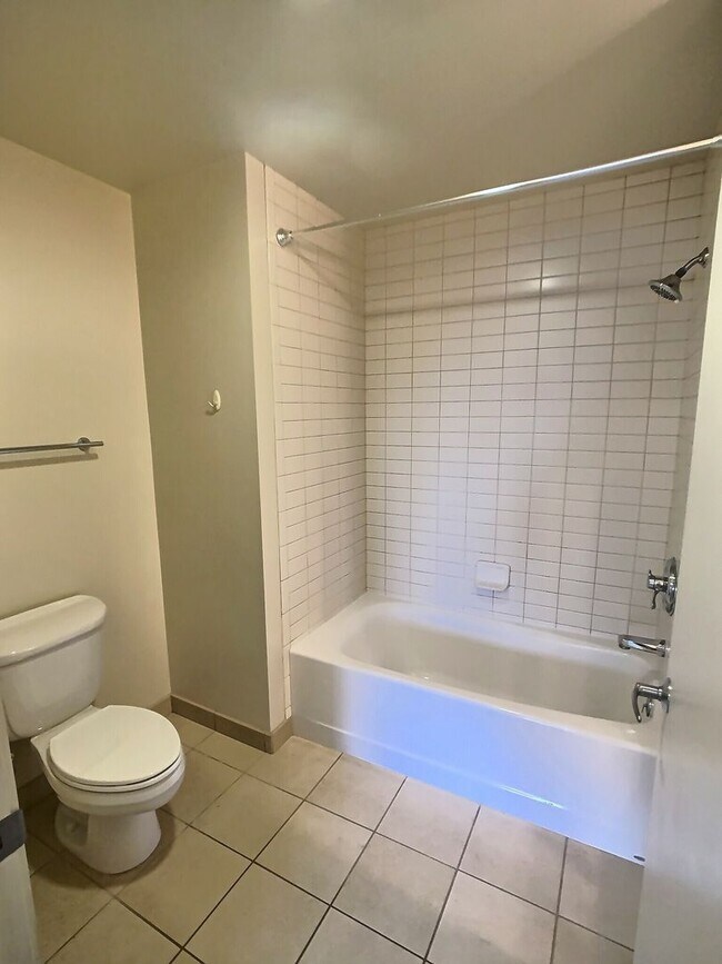 Building Photo - Fantastic 2 Bedroom/2 Bathroom Condo For R...