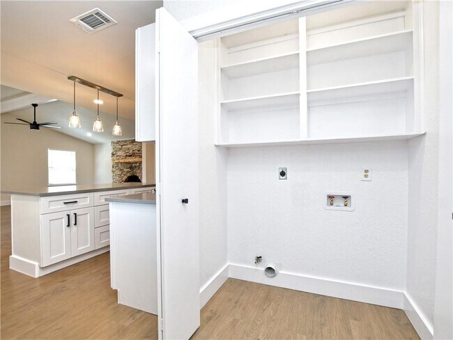 Building Photo - 11711 Oak Knoll Dr
