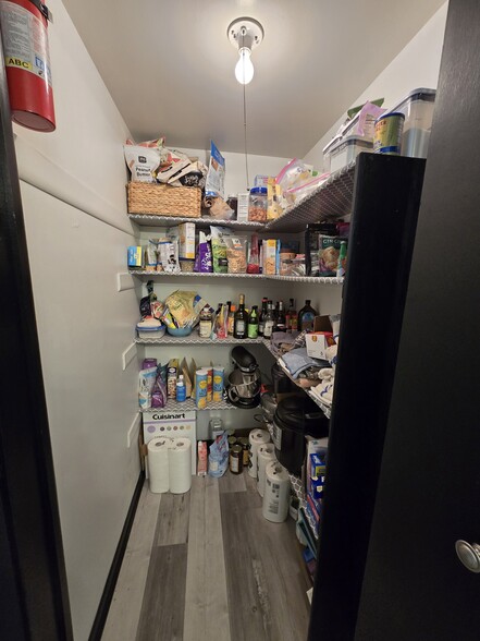 Large pantry - 209 Kimbell Ave