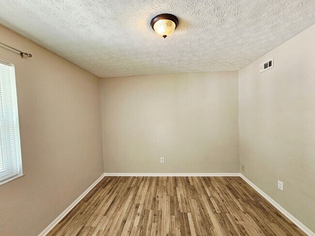 Building Photo - MOVE-IN READY! 2BR Townhome in Clintonville near OSU – W/D, Parking, Pet Friendly