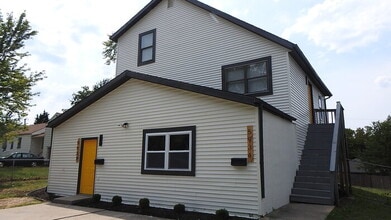 Building Photo - Incredibly spacious 4 bedrooms and 2 baths top-floor duplex located on Elmwood Ave in Kansas City...