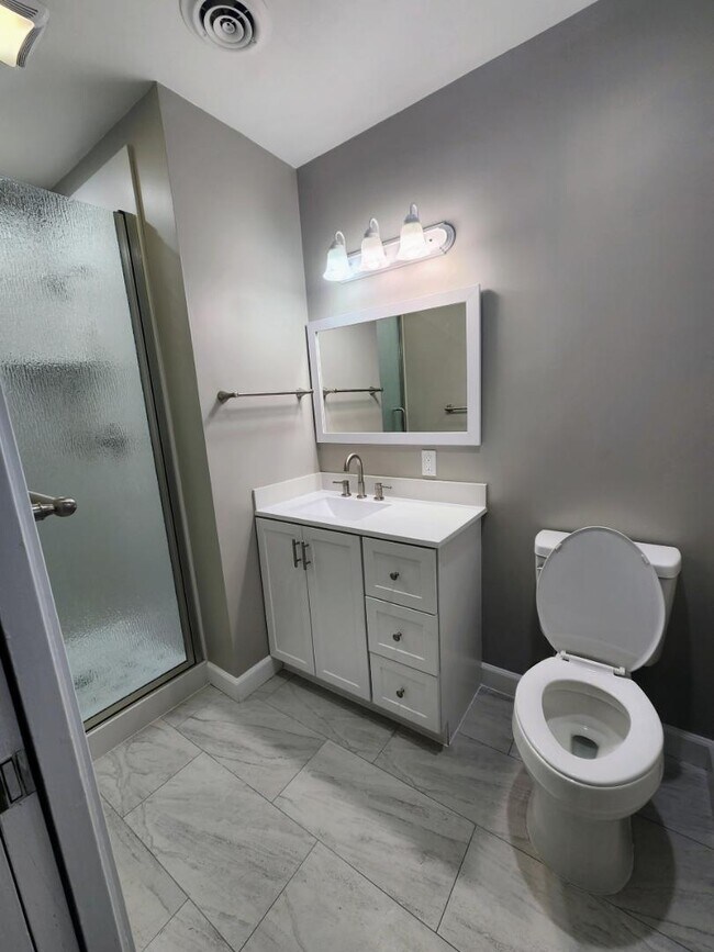 Building Photo - 917 Huntington Dr