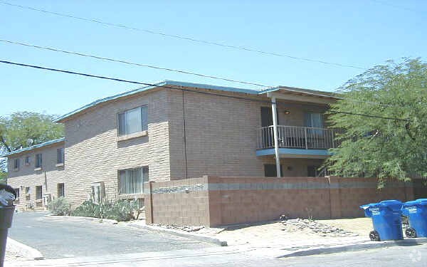 Building Photo - 970-& 972 N Craycroft Rd