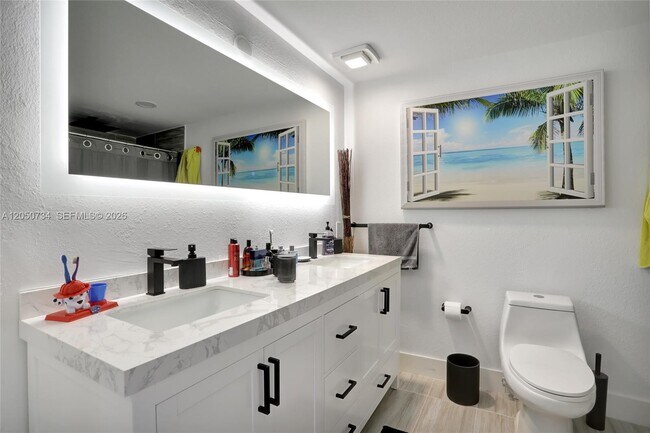 Building Photo - 7921 Sanibel Dr