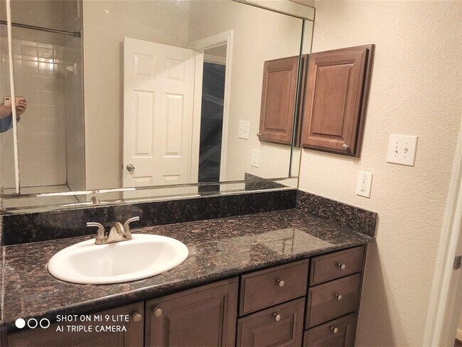 Building Photo - 2255 Braeswood Park Dr