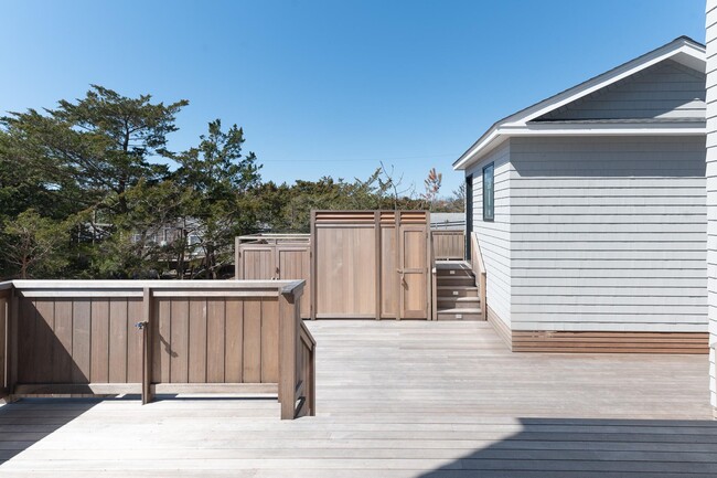 Building Photo - 44 Island Walk