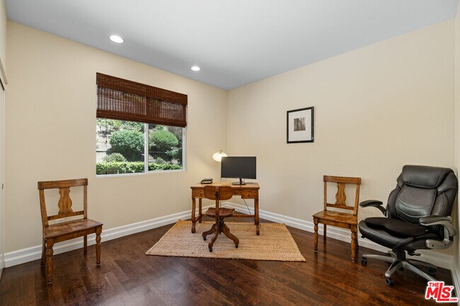 Building Photo - 682 Palisades Dr