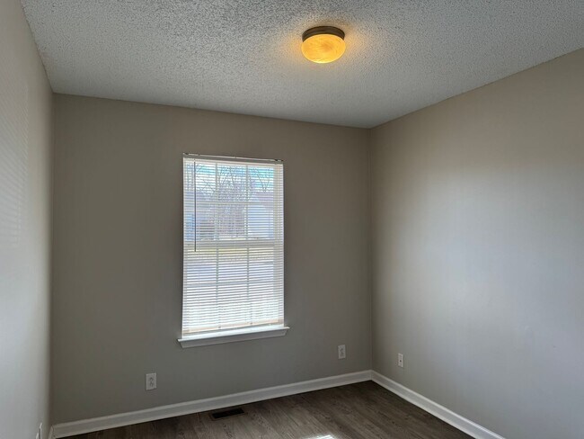 Building Photo - Lovely 3 Bedroom 2 Full Bath Home with? Large Deck & Fenced in Back?yard!