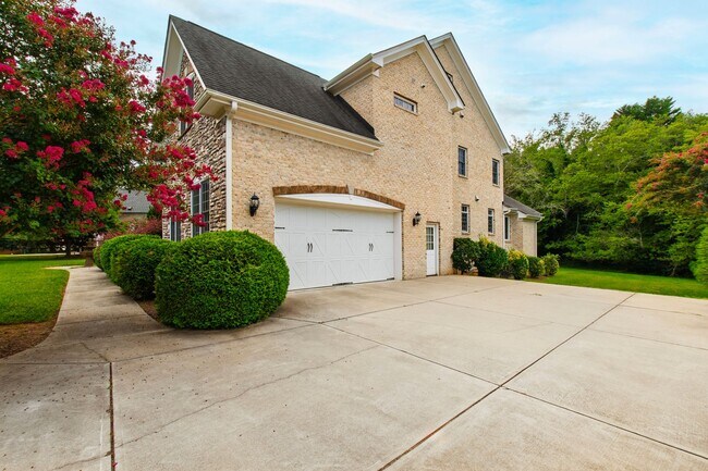 Building Photo - Elegant 5-Bedroom Residence with Luxurious...