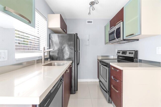 Building Photo - 416 NE 15th Ave