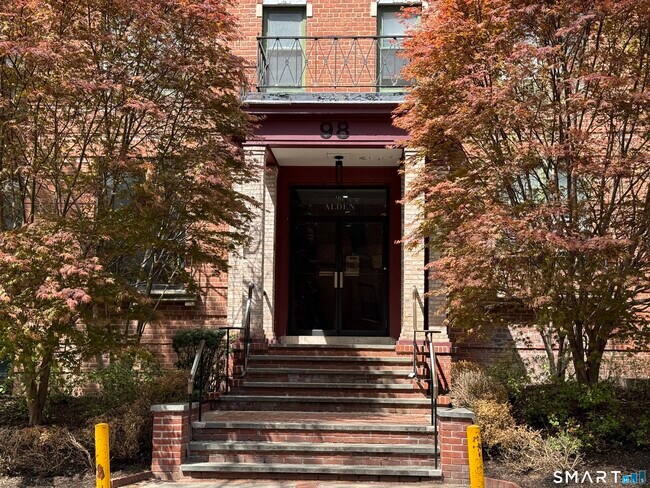 Building Photo - 28 Strawberry Hill Ave