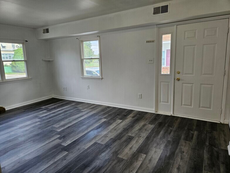 Building Photo - 806 W Oak Ln