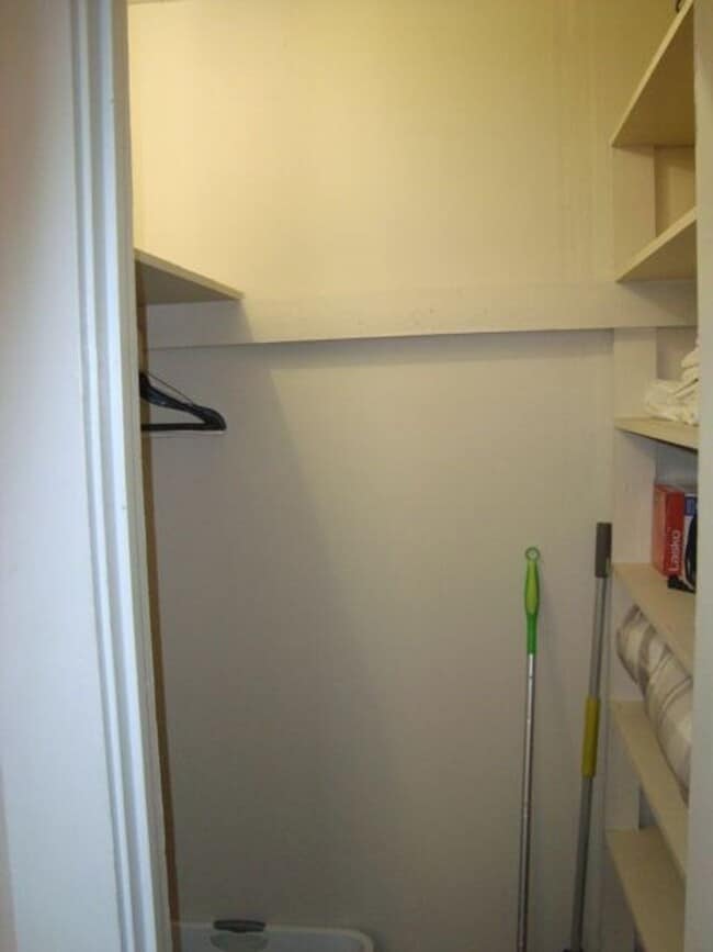 Building Photo - One bedroom/one bath cottage available for...