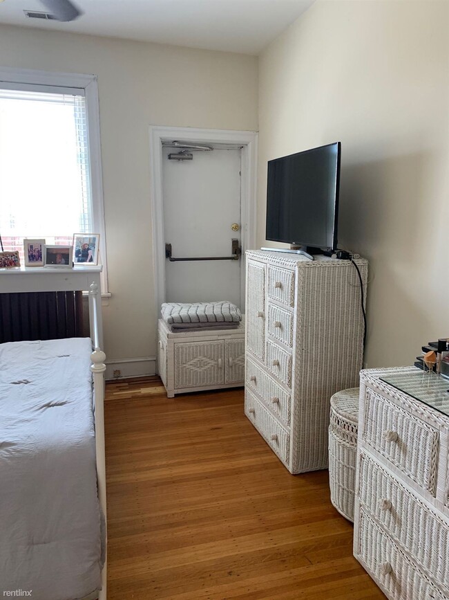 Building Photo - 3 br, 2 bath  - 830 Pine St Apt 5AB
