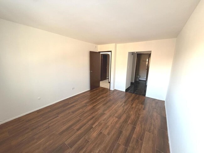 Building Photo - 256 Shorewood Dr