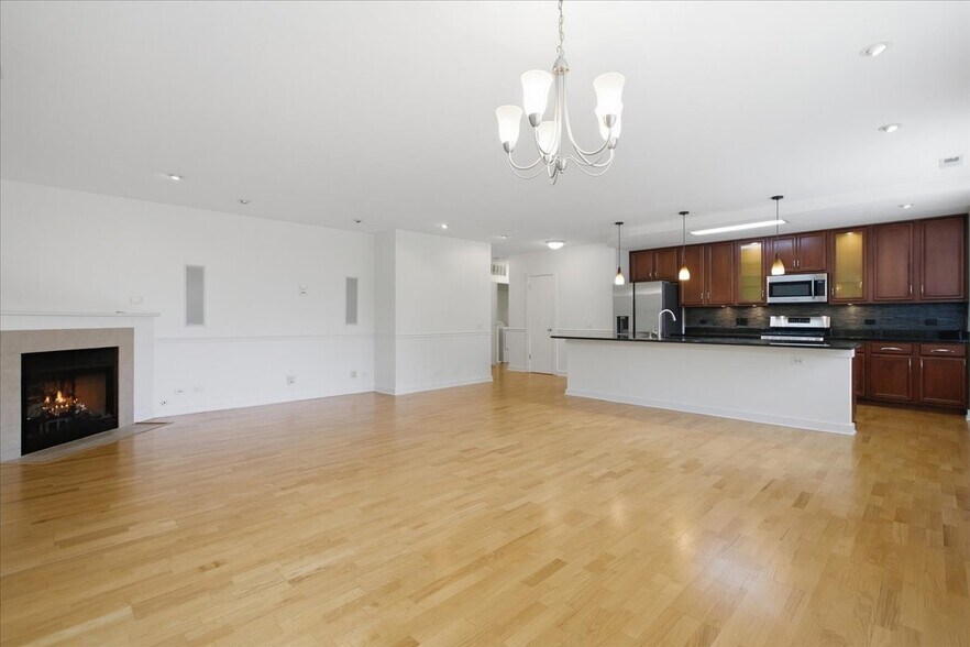 Building Photo - 2220 W Maypole Ave