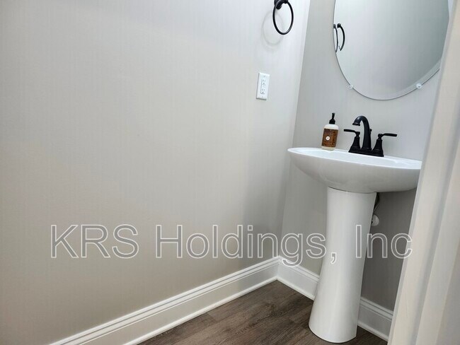 Building Photo - 616 Zephyr Dr