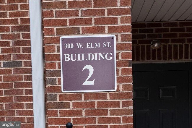 Building Photo - 300 W Elm St