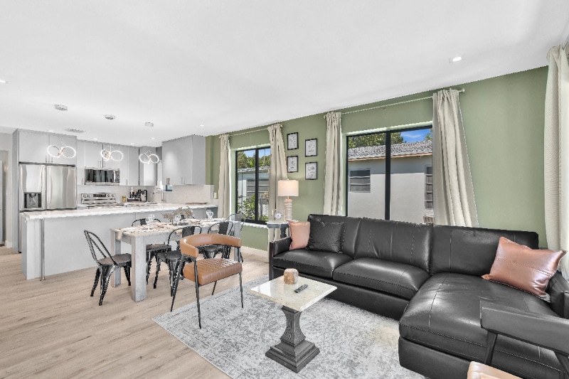 Building Photo - 310 SW 31st Ct