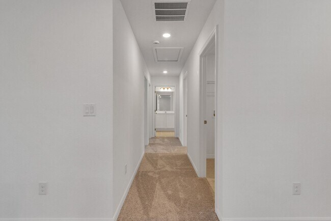 Building Photo - Like-New Ashton Woods Spacious 5BR 4BA, Prime Location Near I-4!