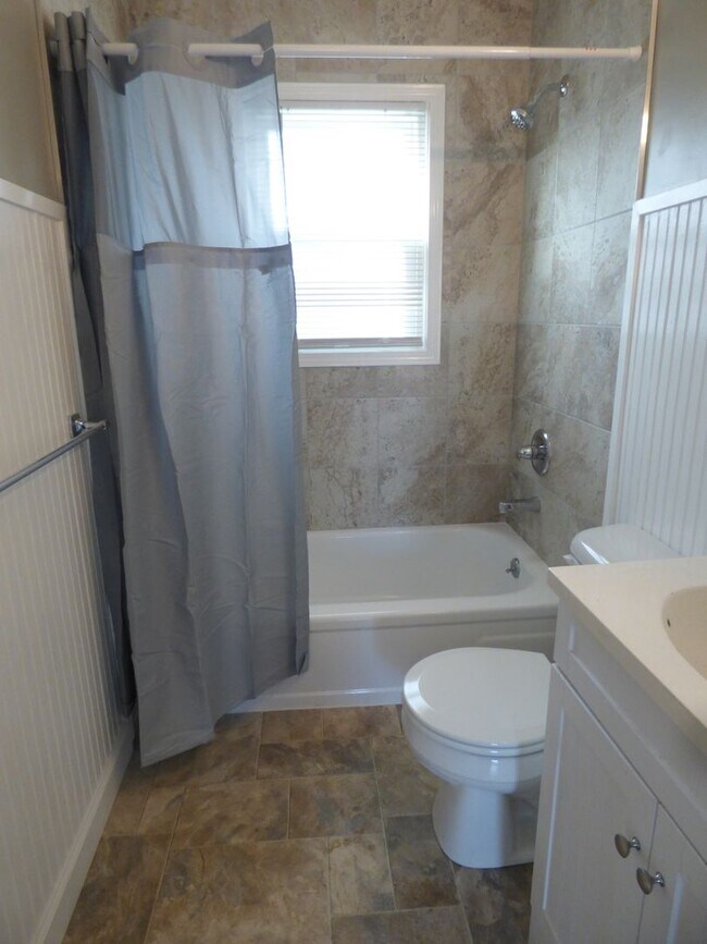 Building Photo - 206 Broadview Dr