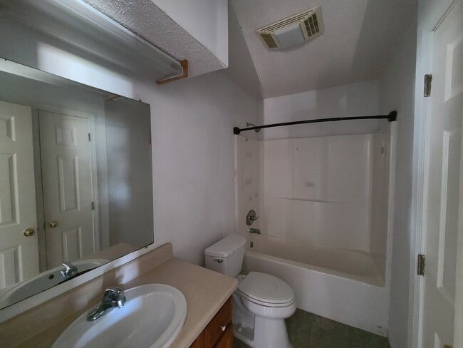 Building Photo - 3541 Kings Dr