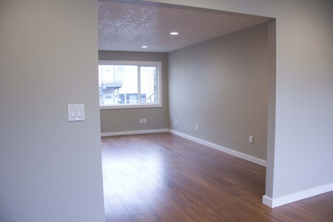 Building Photo - 2bed/2bath, W/D in unit, garage, and all d...