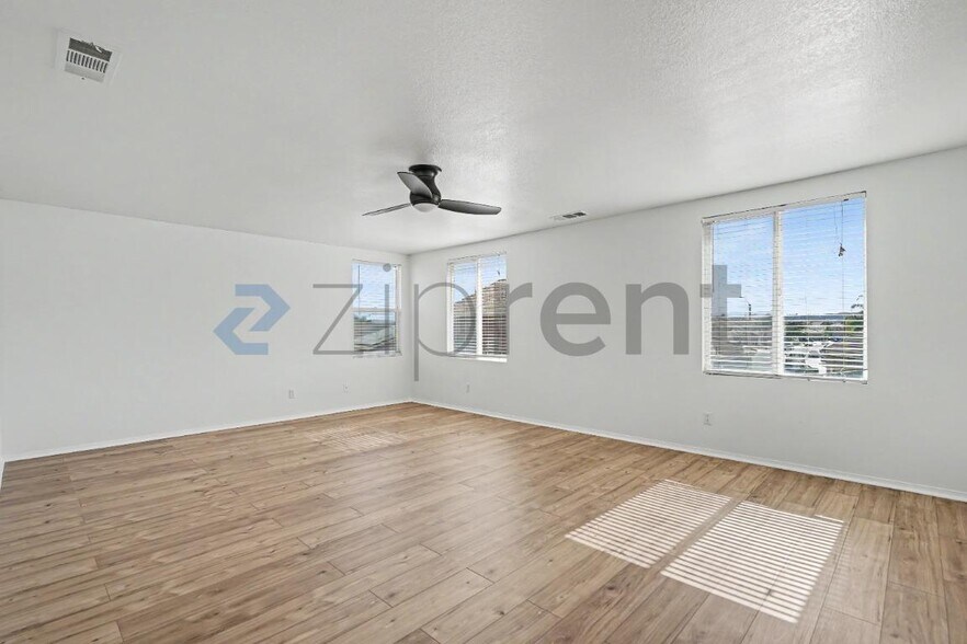 Building Photo - Unit