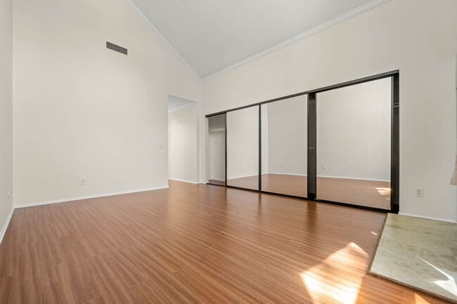 Building Photo - Tarzana Townhome – 2BR/2.5BA + Community P...