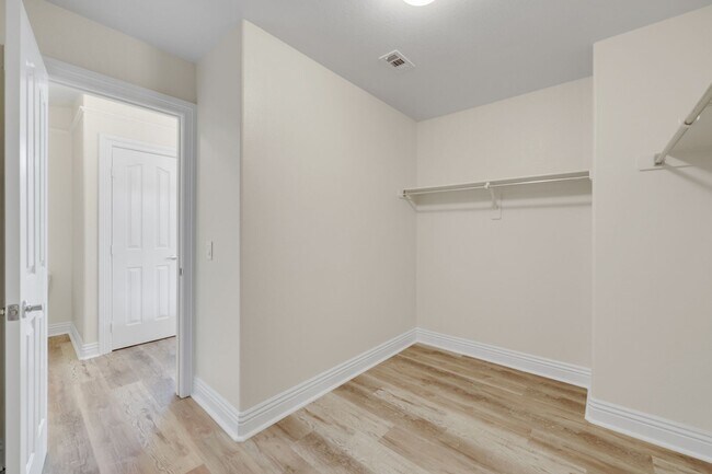 Building Photo - Gorgeous home with new flooring throughout and a Community Pool!
