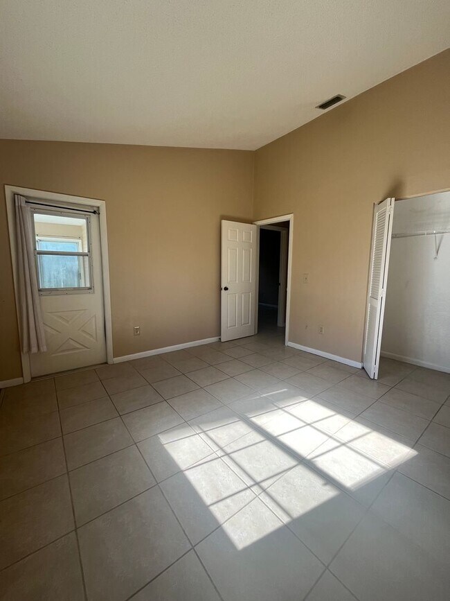 Building Photo - Super Cute 3bd 2bath with Florida Room!!