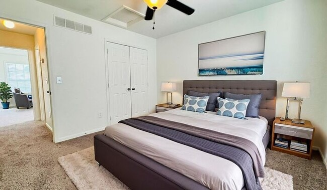 Building Photo - Creekwood Park Townhomes -SPECIAL FALL DEA...