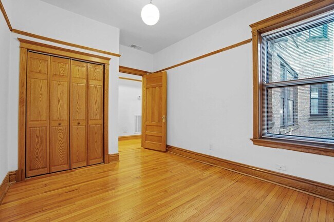 Building Photo - 3824 N Sheffield Ave