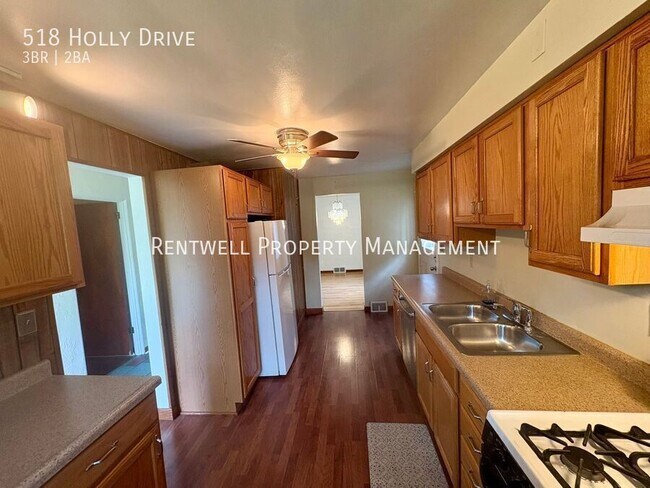 Building Photo - 518 Holly Dr
