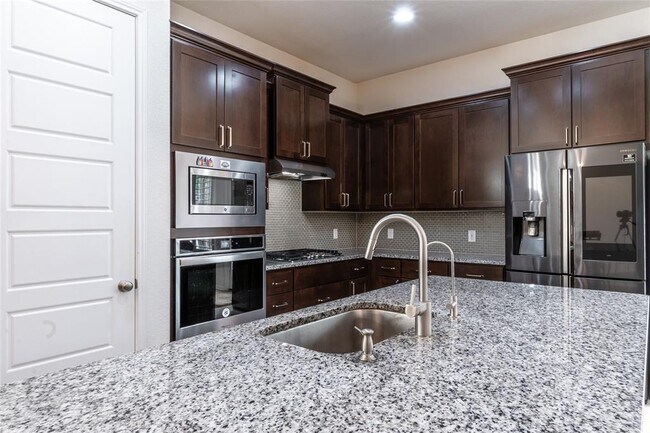 Building Photo - 2913 Zelma Dr
