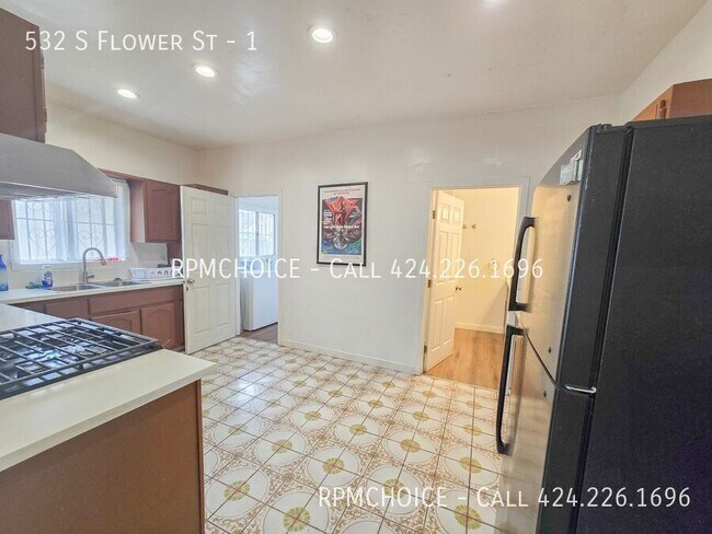Building Photo - 532 S Flower St