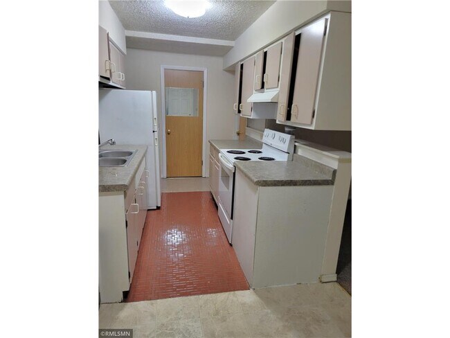 Building Photo - 545 Birchcrest Dr