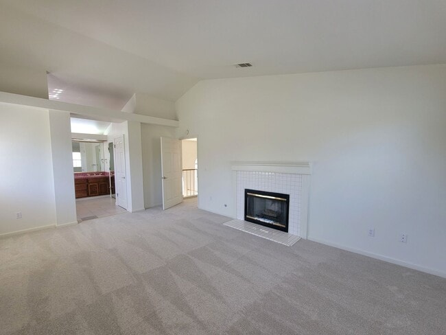 Building Photo - Lovely and Spacious 4-bedroom Beauty in De...