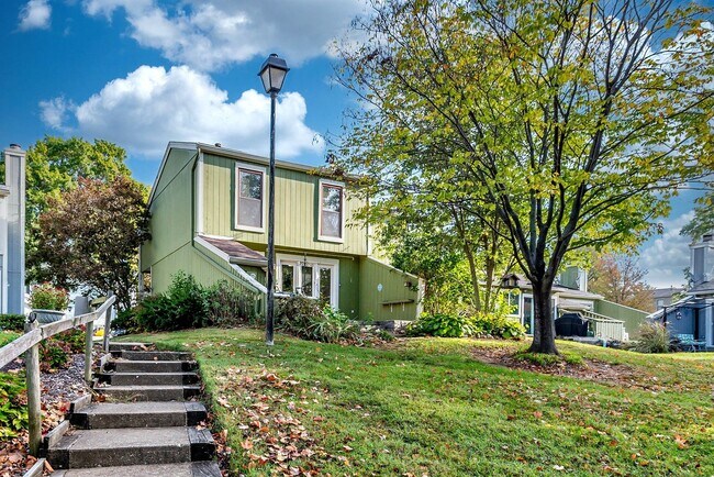 Building Photo - Live the Lake Lifestyle! 3-bedroom, 1.5-ba...