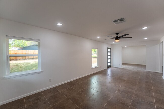 Building Photo - Hidden Gem | 4 bed 3 bath home in highly sought after Windsor Park!!!