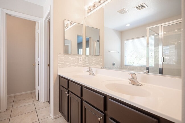 Building Photo - Beautiful 4 Bedroom 2.5 bath Home in the Southwest!