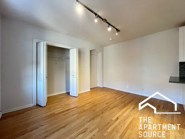 Building Photo - 2834 W Palmer St