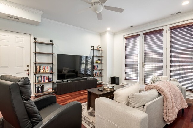 Building Photo - 6641 W Belmont Ave