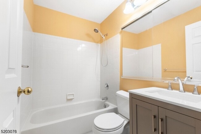 Building Photo - 55 Mews Ln