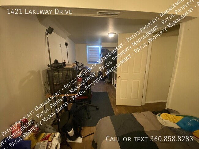 Building Photo - 1421 Lakeway Dr