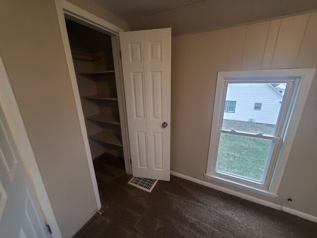 Building Photo - 4 Bedroom, 1 Bathroom home just South of Downtown!